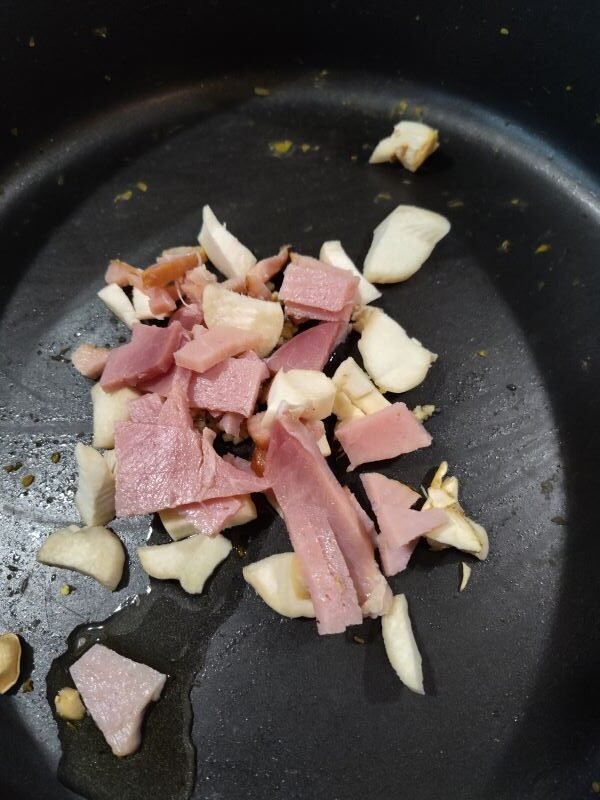 How to make this ham and mushroom omelet