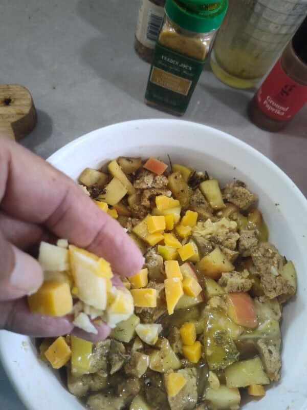 In a baking dish, grease the bottom of the pan and spread all the bread pieces at the bottom.