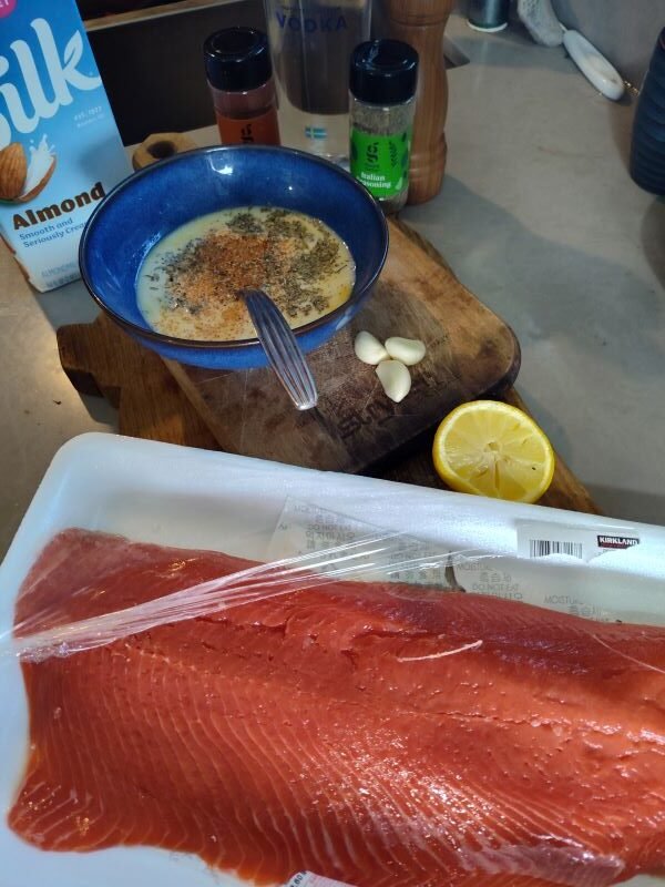 Ingredients to this healthy salmon with mushrooms