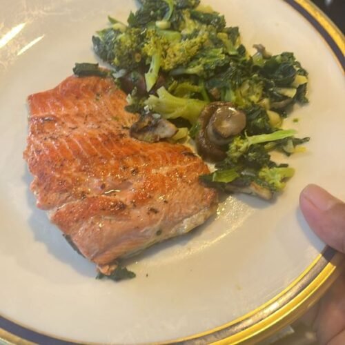 Healthy-salmon-with-mushrooms-plated-dish