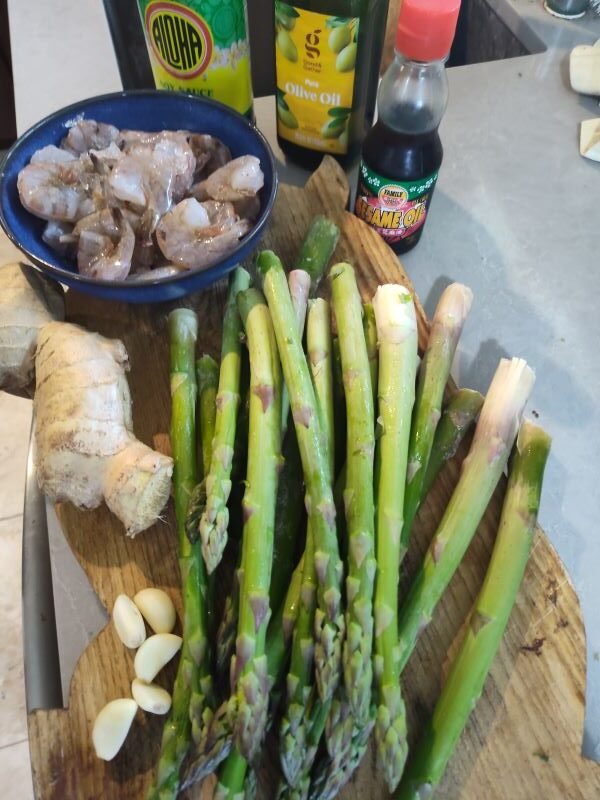 Ingredients for this shrimp and asparagus keto recipe