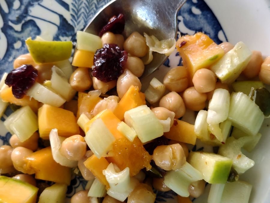 How to make this Chickpea, apple and papaya salad